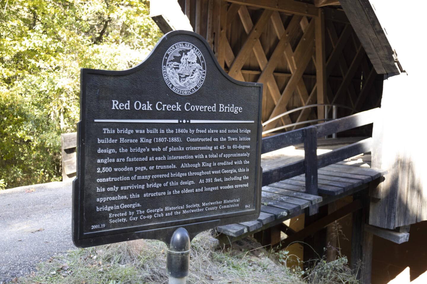 Georgia Historical Society marker beside the timber entrance to Red Oak Creek Covered Bridge.