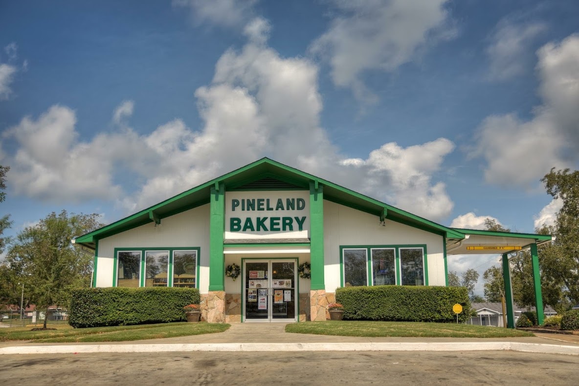 White-and-green Pineland Bakery storefront in Waynesboro.