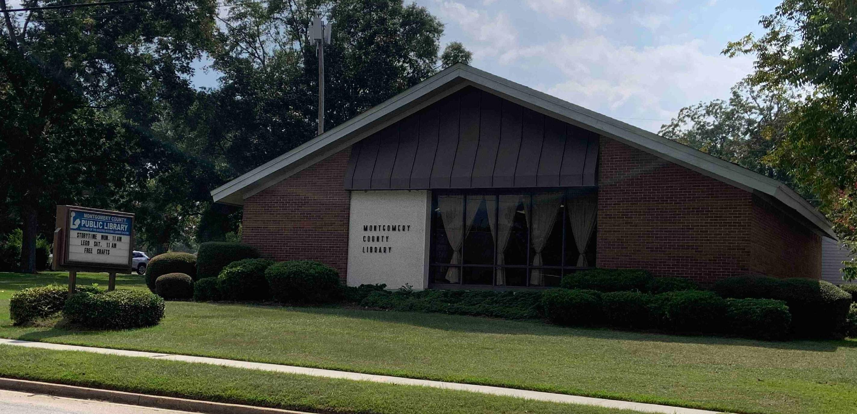Brick exterior and lawn of Montgomery County Public Library in Mount Vernon.