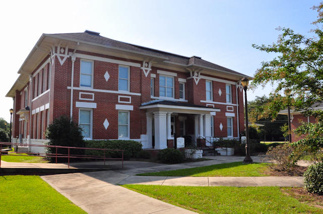 The two-story 1911 red-brick former school that houses the Glennville-Tattnall Museum.