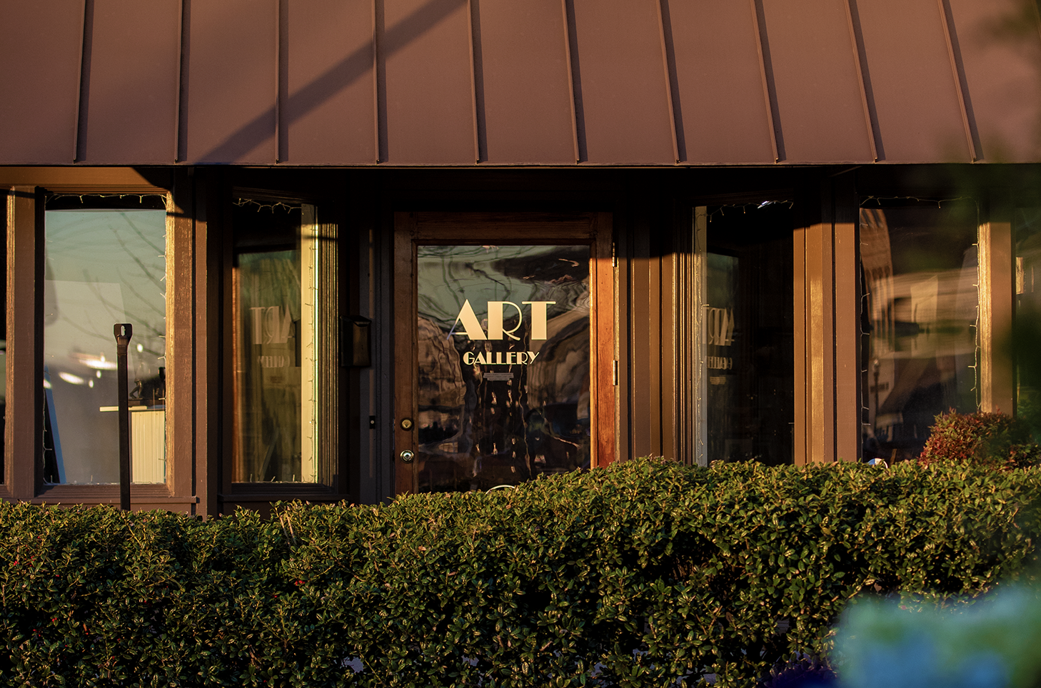 The glass entrance and storefront of MAC on Main Art Gallery in downtown Thomson.